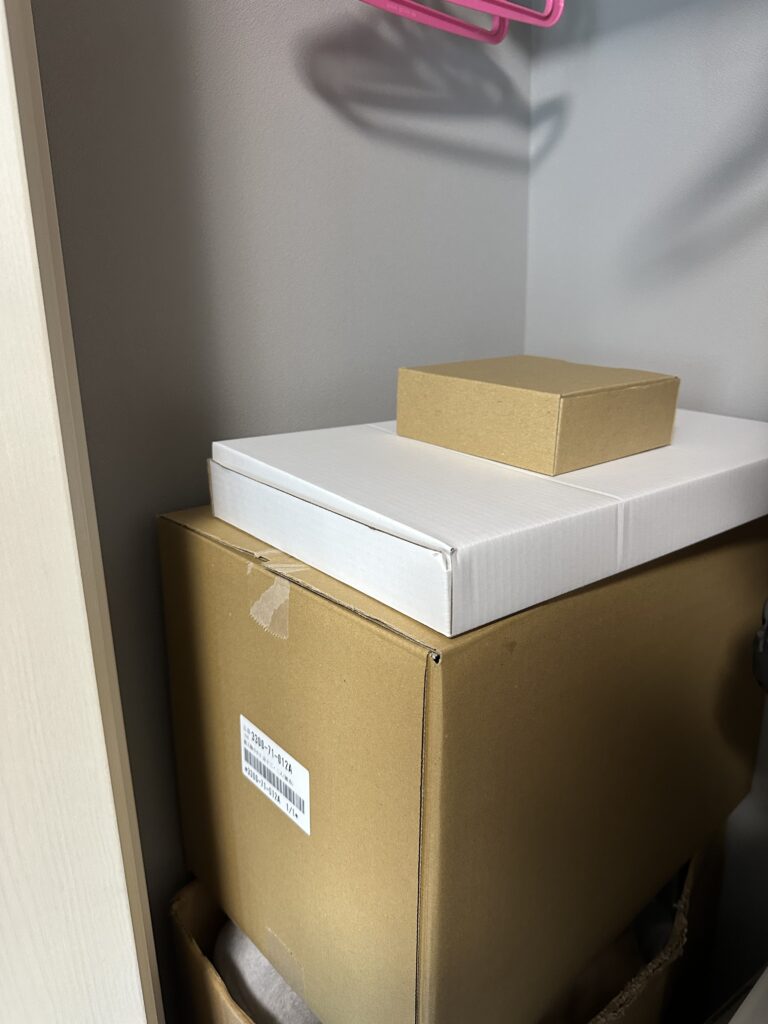 クローゼットの中にしまわれた様子