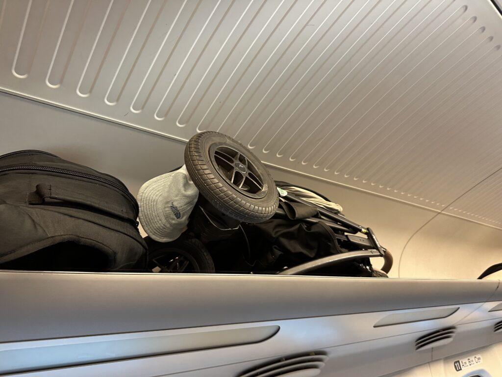 新幹線の荷物棚に乗せた折りたたみベビーカー　収納の様子