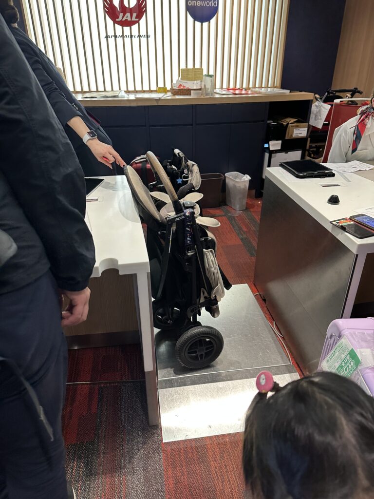 空港カウンターでベビーカーを預ける様子　重さ約9.2㎏の計測
