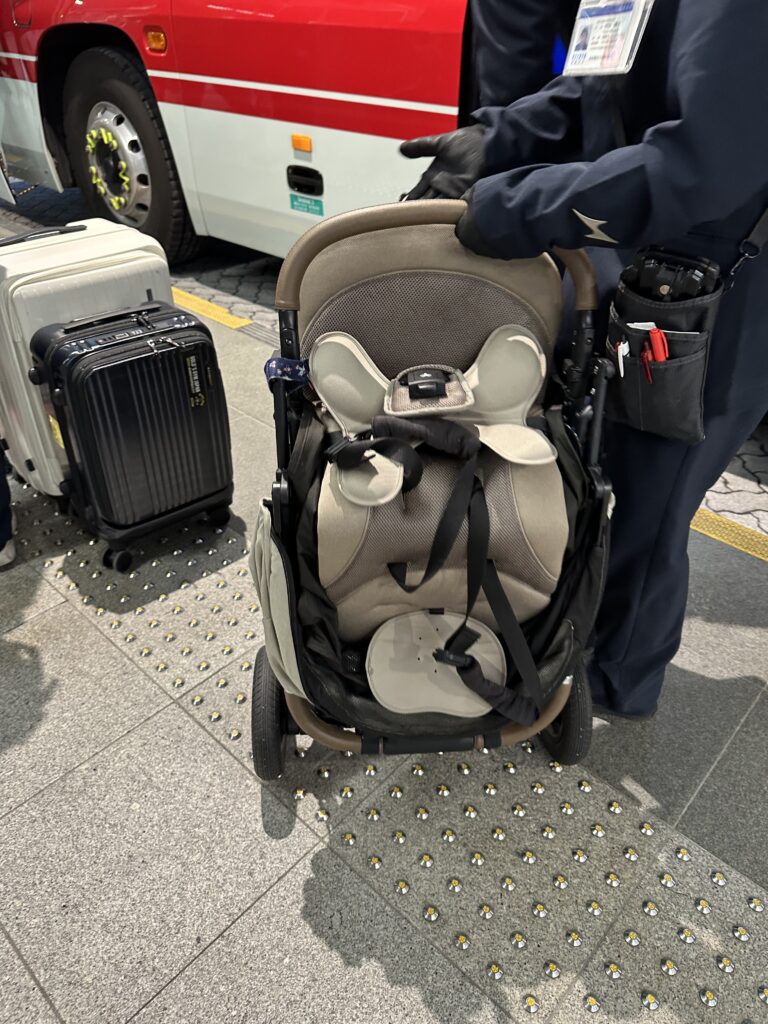 折りたたんだベビーカーのサイズ感　大人の腰の高さ程度　バス乗り場での様子