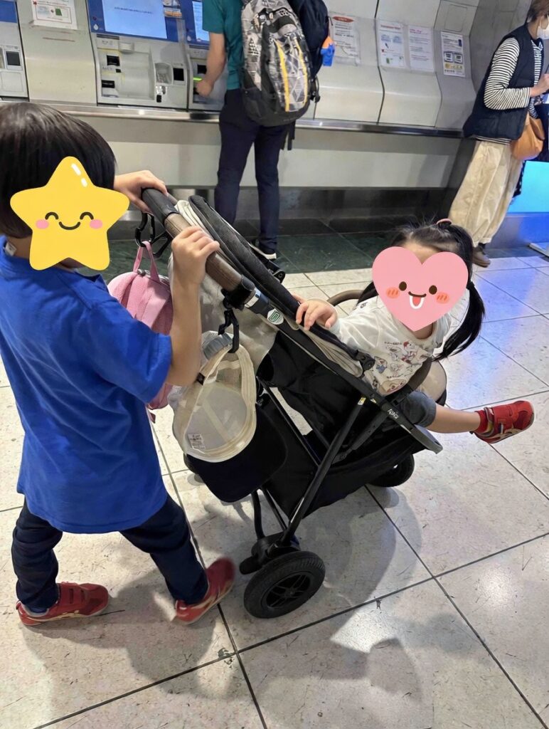 小1息子がベビーカーを押している様子。安定感があり押しやすい3輪ベビーカー