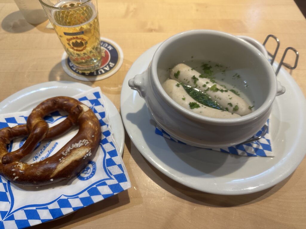 フランクフルトのパウラナー（Paulaner）で食べたホワイトソーセージ・プレッツェル・アップルワイン