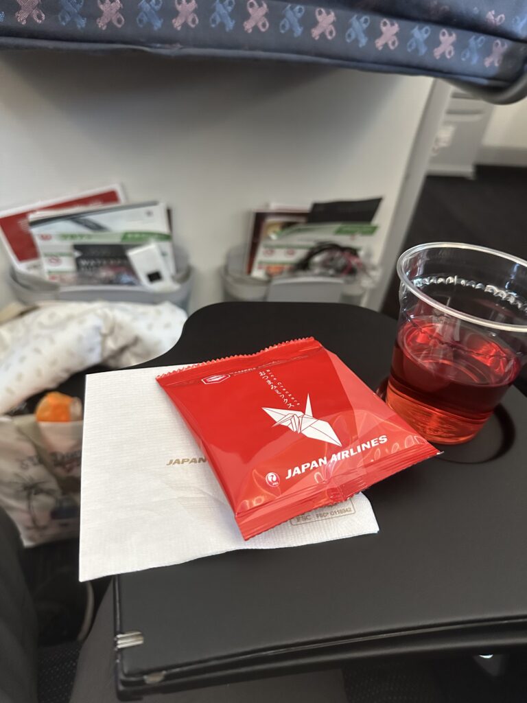 JAL機内で最初に配られたスナック菓子とドリンク