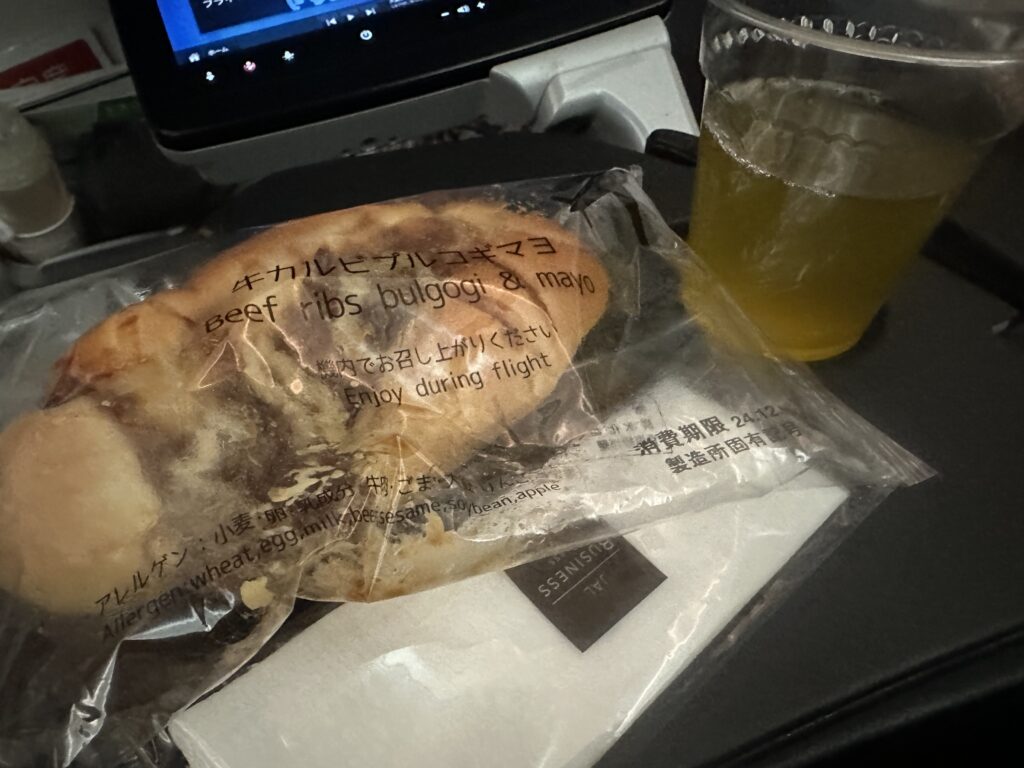 JAL機内で配られた軽食のパン