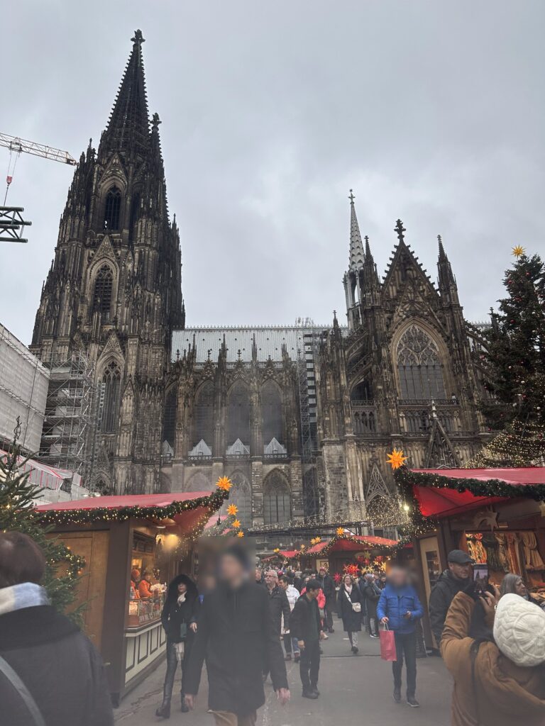 ケルン大聖堂とふもとのクリスマスマーケット（12月）