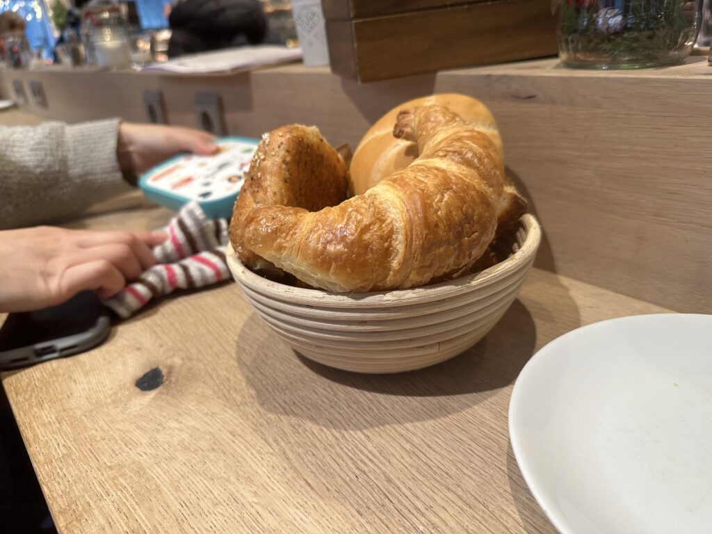 エスリンゲンのカフェで食べたランチプレート（パン🥐）