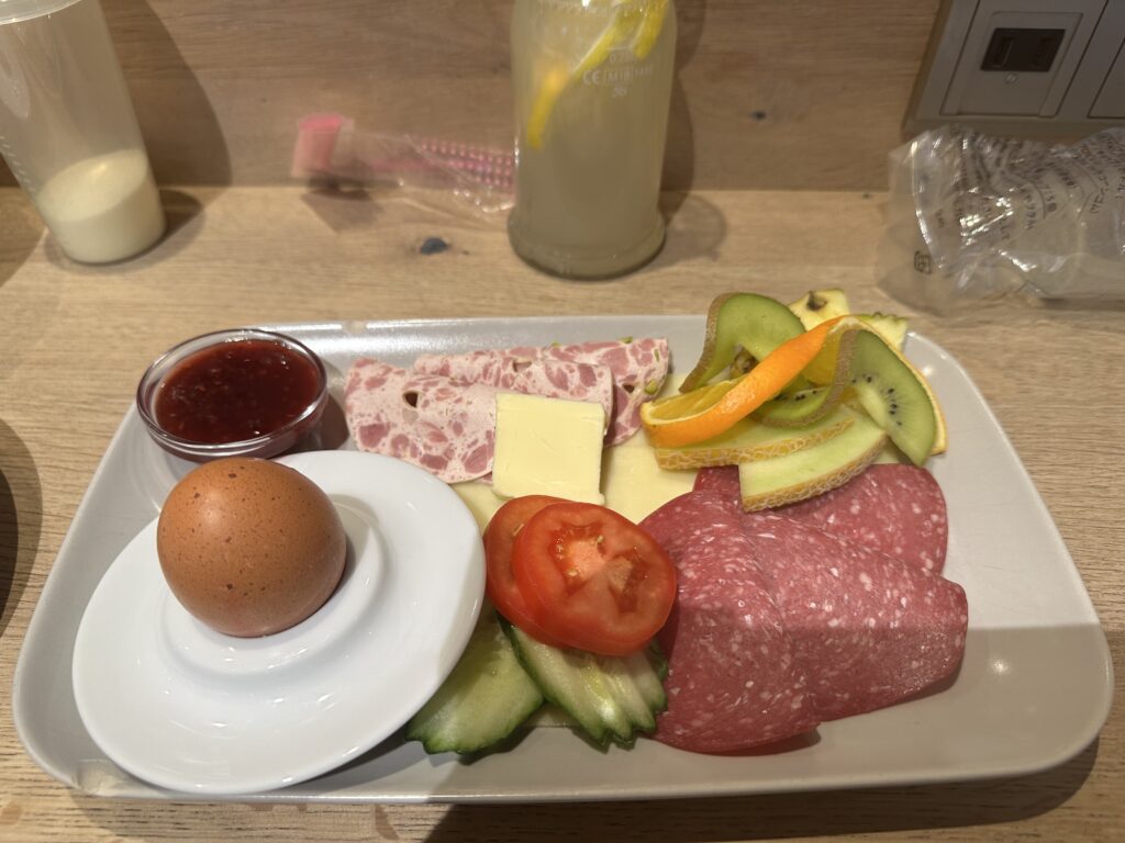 エスリンゲンのカフェで食べたランチプレート（野菜とハム）