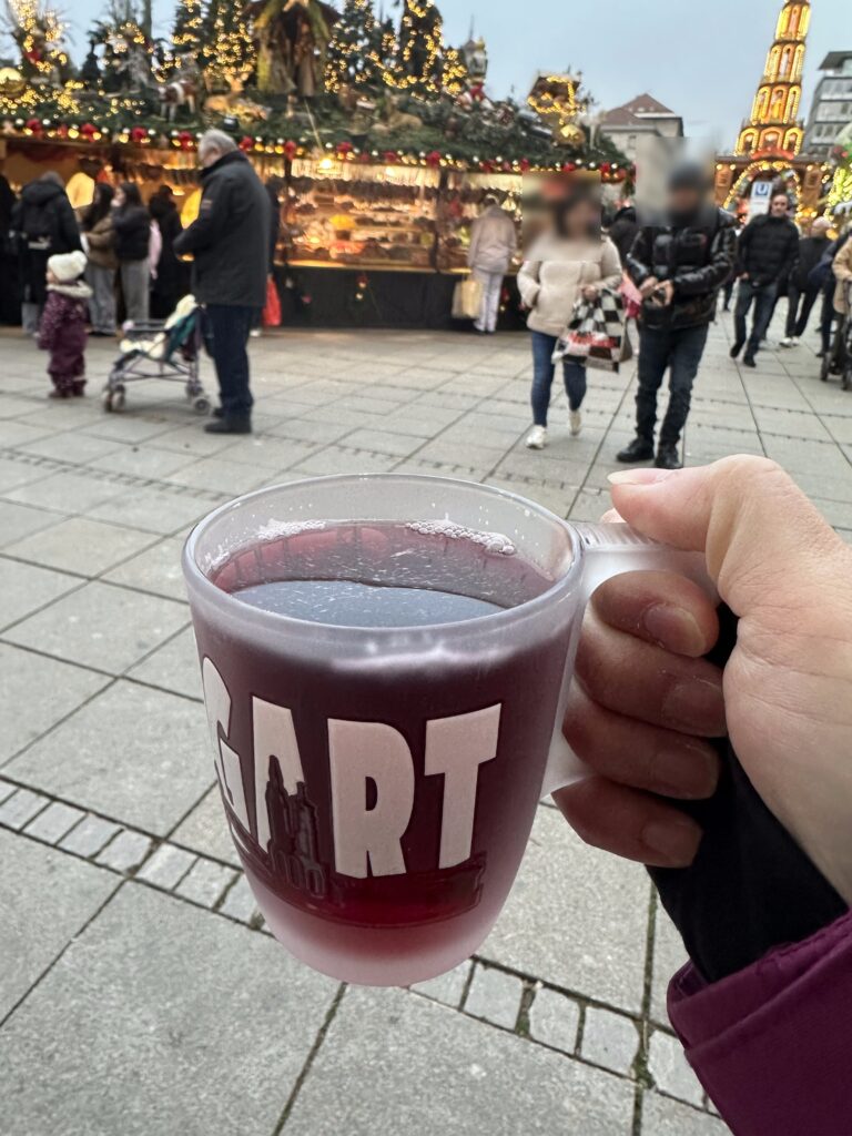 ノンアルコールのホットぶどうジュース「キンダープンシュ」入り記念グラス