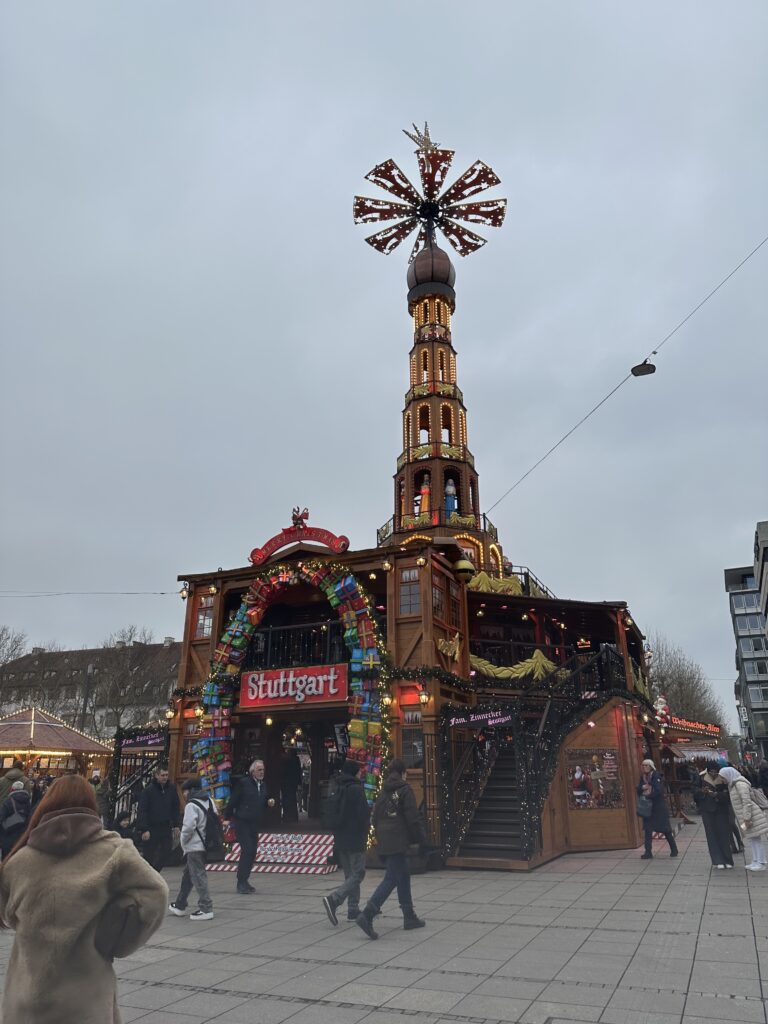 世界最大規模のシュトゥットガルト・クリスマスマーケットの賑わい