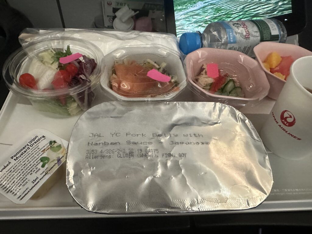 帰国便の機内食1食目（JALポークボール・サラダ・パン）