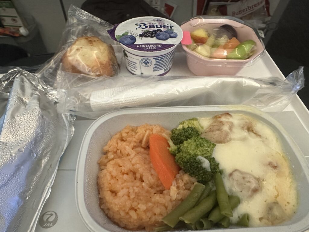 帰国便（フランクフルト→東京）の機内食2食目（チキンのクリームソース・トマトライス・ヨーグルト・フルーツ）