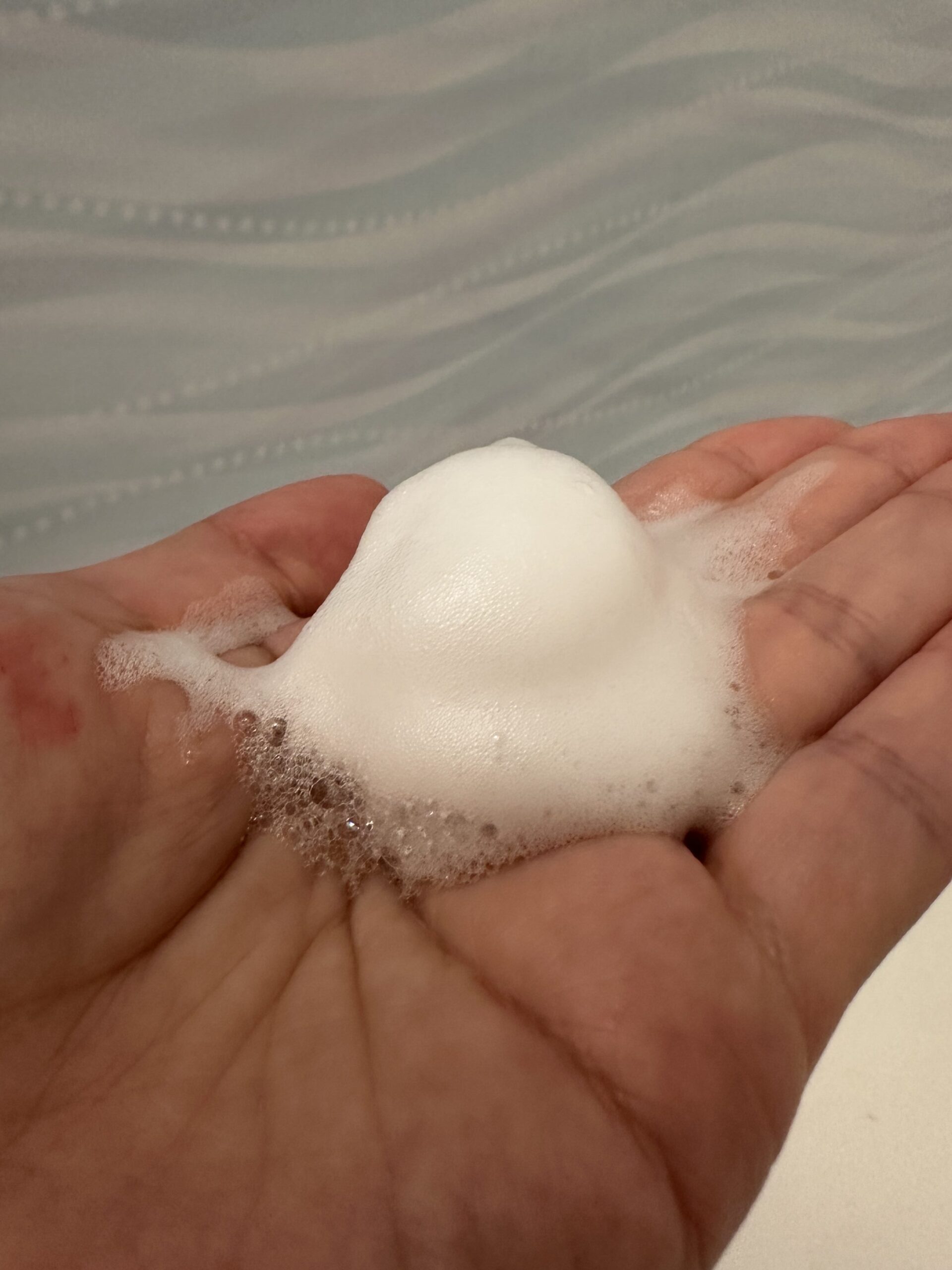 メリット リンスのいらない泡シャンプーを手のひらに出した様子 きめ細かい白い泡