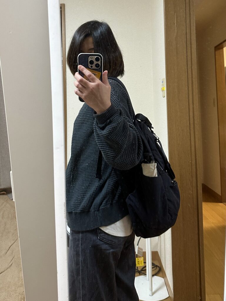身長151cmの女性がグレゴリー スージー バックパックMを背負った様子