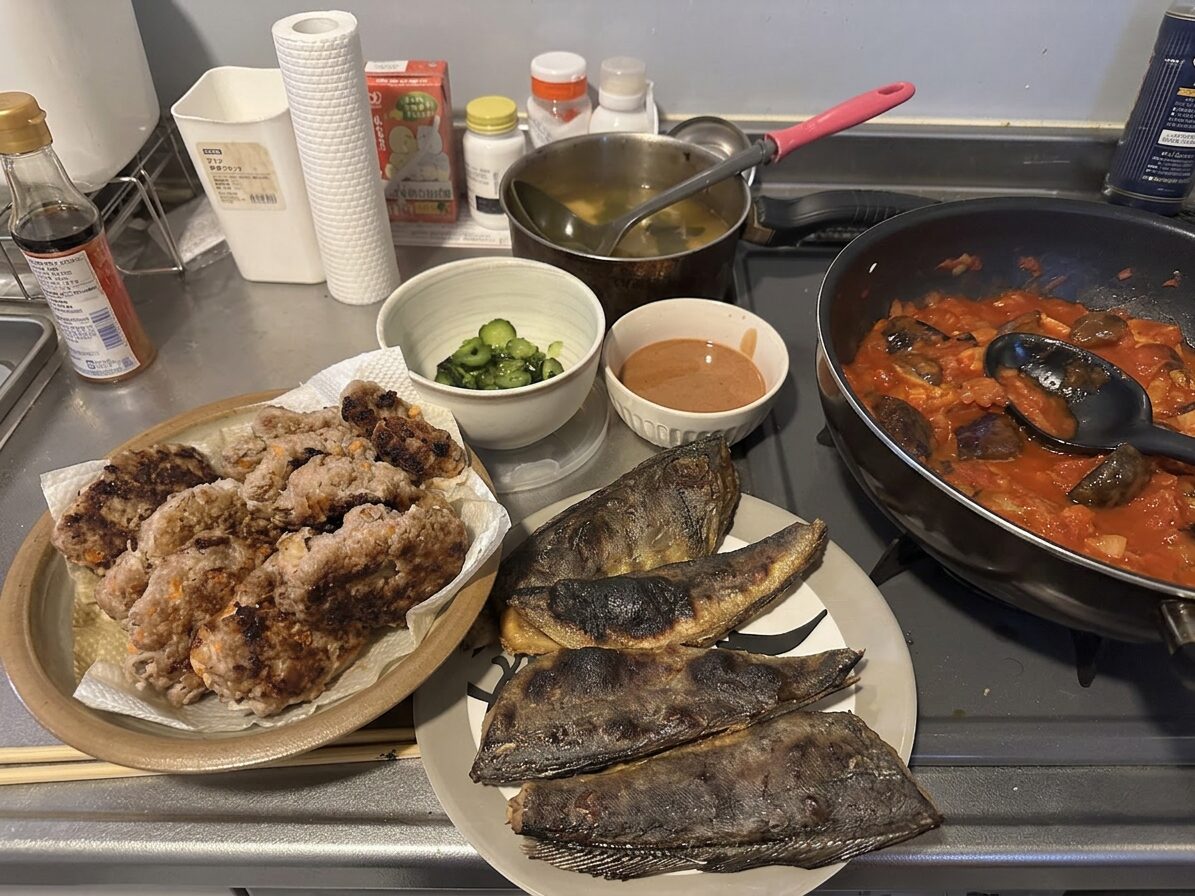 ワーママの作り置き例②：ハンバーグ・焼き魚・きゅうりの酢の物・パスタソース・味噌汁の5品（しっかりバージョン）